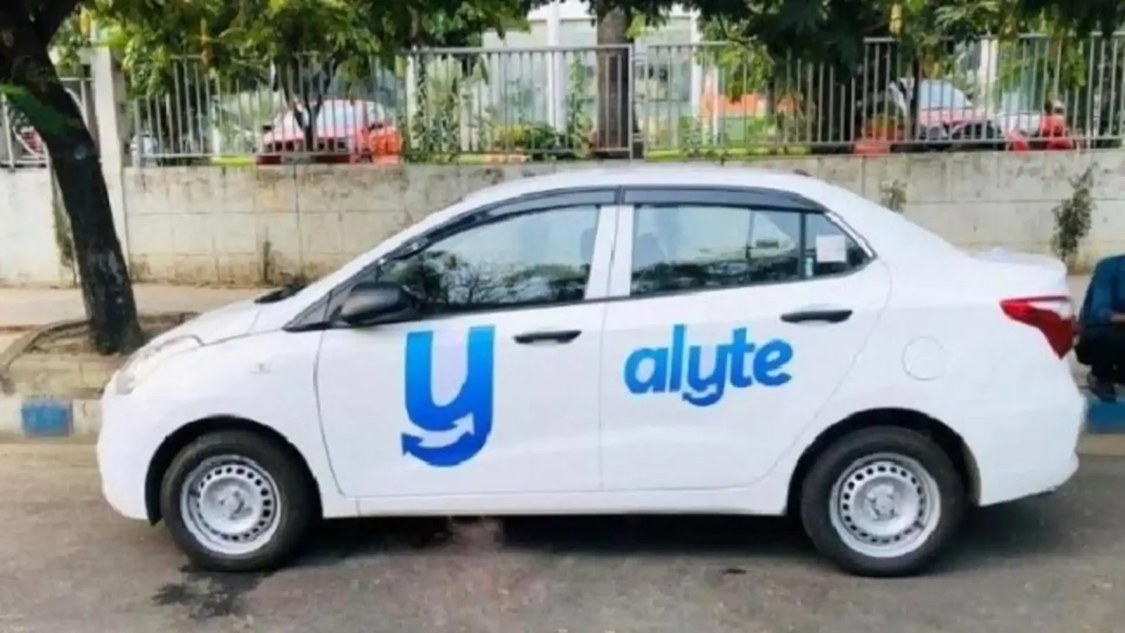 Mahindra Logistics Alyte, Alyte mobility service India, Premium B2C ride service Delhi NCR, Mahindra Logistics new launch 2025, Alyte Privé electric vehicle rides, Surge-free cab service India, Mahindra airport transfer service, Tech-enabled ride-hailing service India, Premium chauffeur service India, Sustainable urban mobility solutions