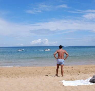 kelly luo NStHxAw0hXk unsplash Men’s Beach Day Must-Haves: Essentials for Comfort and Style