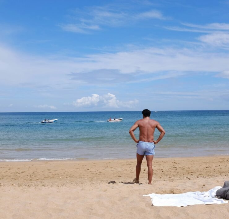 kelly luo NStHxAw0hXk unsplash Men’s Beach Day Must-Haves: Essentials for Comfort and Style